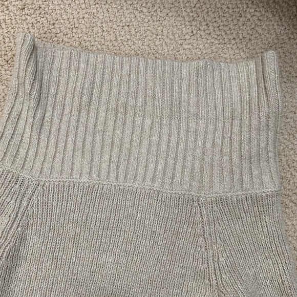 AVAIL AFTER 12/4 Hollister sweater - Picture 3 of 4